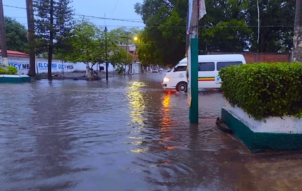 Casas afectadas por inundaciones Zacatepec Morelos tras intensas lluvias con pérdida total en varias viviendas