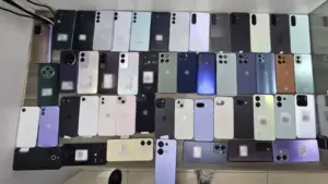 Policías inspeccionando vehículos mientras decomisan celulares durante detención entre Morelos y Ciudad de México