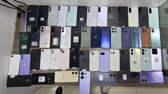 Policías inspeccionando vehículos mientras decomisan celulares durante detención entre Morelos y Ciudad de México