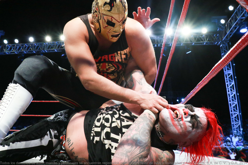 Luchadores en acción en una arena de Cuernavaca con público vibrante, reflejando la cultura popular de Morelos