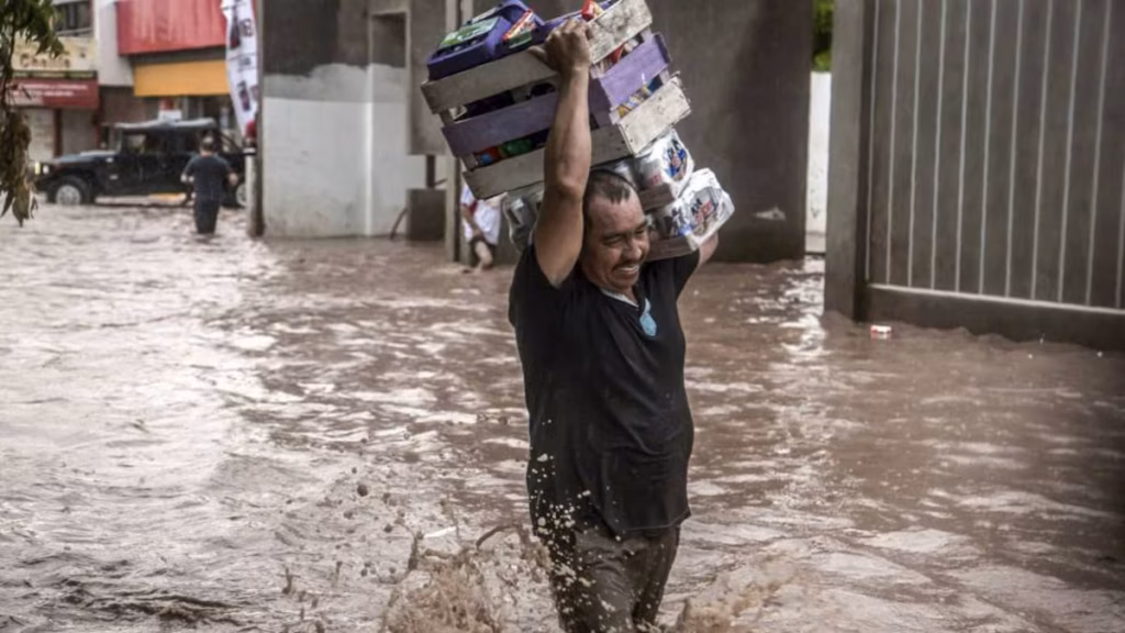 Calles inundadas y pavimento colapsado tras lluvias intensas Morelos con brigadas retirando escombros