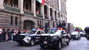 Multitud marchando en desfile cívico-militar en Cuernavaca por Independencia de México