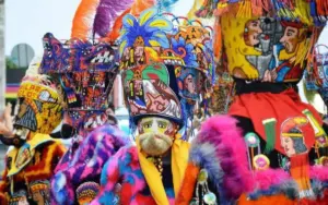 Artesanos en Morelos trabajando un traje de chinelos para preservar tradición y autenticidad