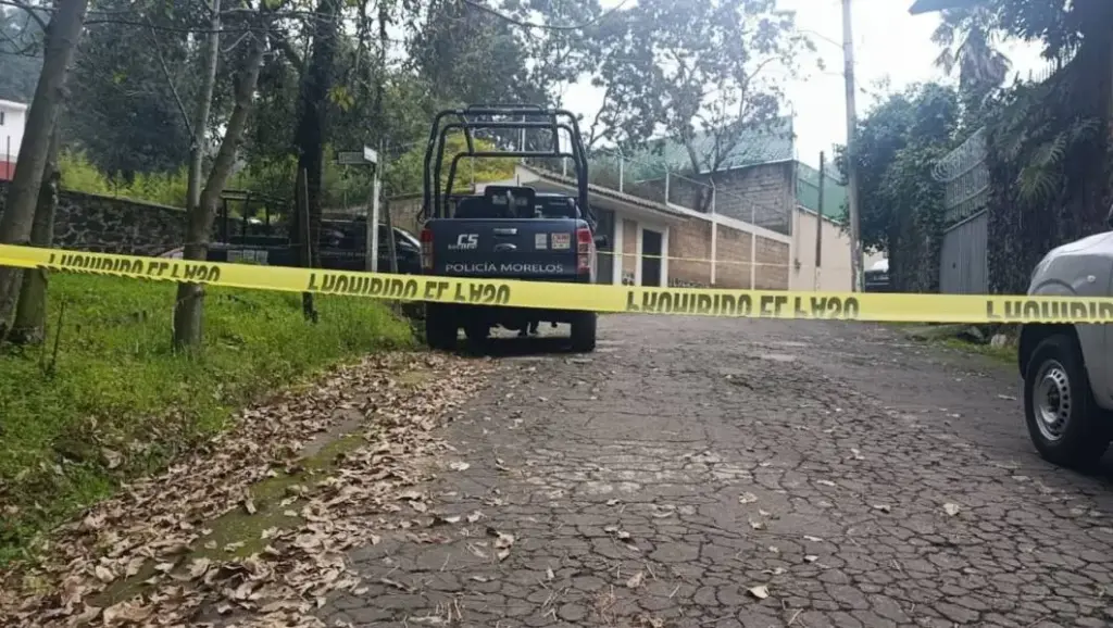 Auto blanco impactado en Real Montecasino, Morelos, donde padre e hijo fueron asesinados a balazos