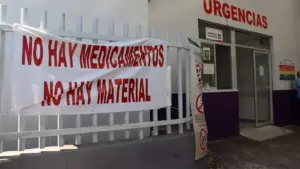 Documentos oficiales y cajas de medicamentos simbolizando la investigación por corrupción en la Secretaría de Salud de Morelos