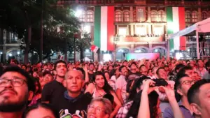 Público en plaza de Cuernavaca disfrutando del Grito de Independencia Morelos con actuaciones musicales y ambiente festivo