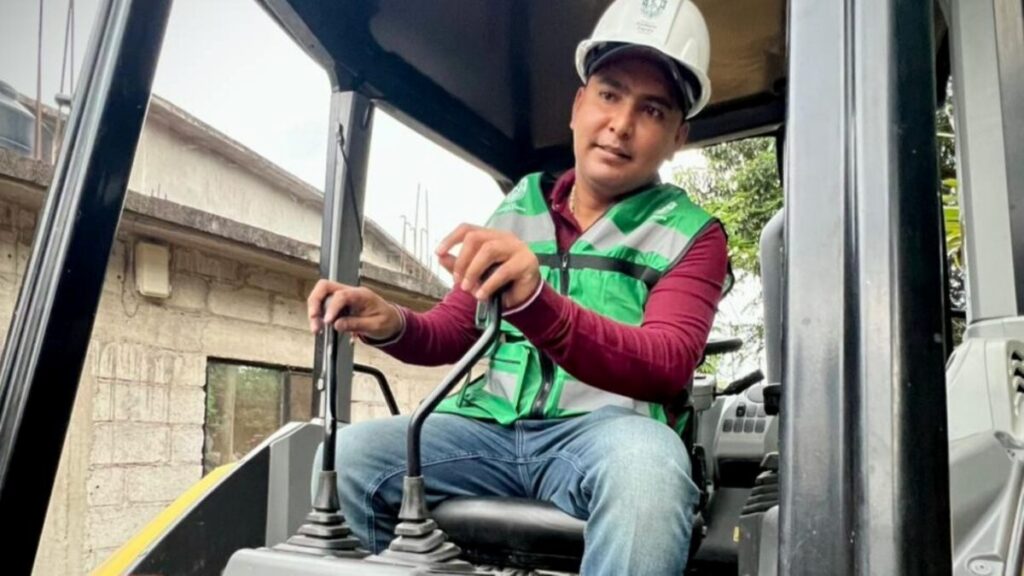 Alcalde Santos Tavarez García en acto público de obra hidráulica en Emiliano Zapata con excavadora y vecinos presentes.