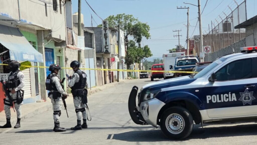 Agentes de la Policía Morelos investigan el asesinato de un tatuador en la colonia Lázaro Cárdenas, Cuernavaca.