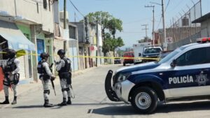 Agentes de la Policía Morelos investigan el asesinato de un tatuador en la colonia Lázaro Cárdenas, Cuernavaca.