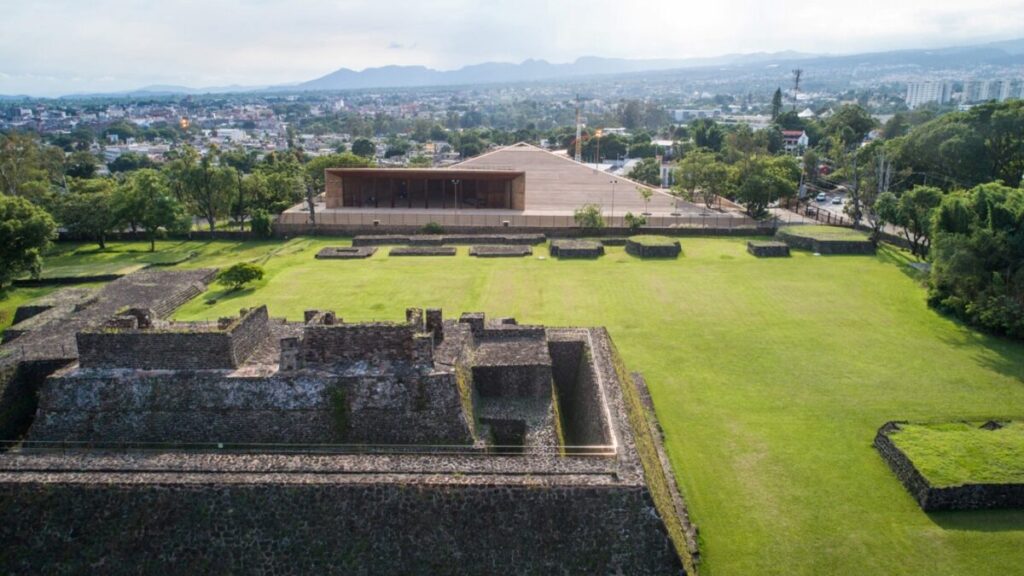 Personas observan el cielo en Teopanzolco durante un evento de astroarqueología que une ciencia moderna y saberes ancestrales en Morelos.