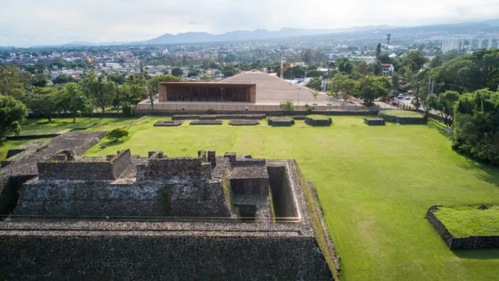 Personas observan el cielo en Teopanzolco durante un evento de astroarqueología que une ciencia moderna y saberes ancestrales en Morelos.