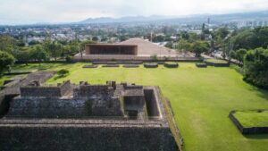 Personas observan el cielo en Teopanzolco durante un evento de astroarqueología que une ciencia moderna y saberes ancestrales en Morelos.