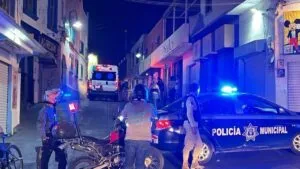 Ataque armado en Cuernavaca con vehículo baleado en calles del centro histórico durante hechos de violencia vinculados al crimen organizado