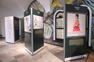 Auditorio Casa del Pueblo en Cuernavaca durante su inauguración con visitantes y obras culturales que impulsan la vida artística de Morelos.