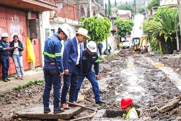 Paso peatonal inconcluso sobre el bulevar Juárez en Cuernavaca, símbolo de la ineficiencia municipal y del abandono urbano.