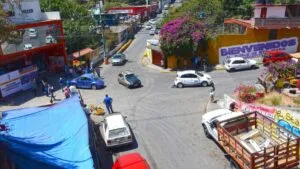 Manifestantes exigen relevo de docentes y bloquean la México-Cuernavaca con mantas frente a Bienes Comunales en Santa María Ahuacatitlán.