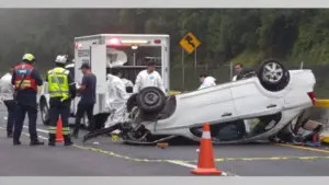 automóvil volcado en autopista de Morelos cerca de muro de contención tras accidente fatal en Huitzilac