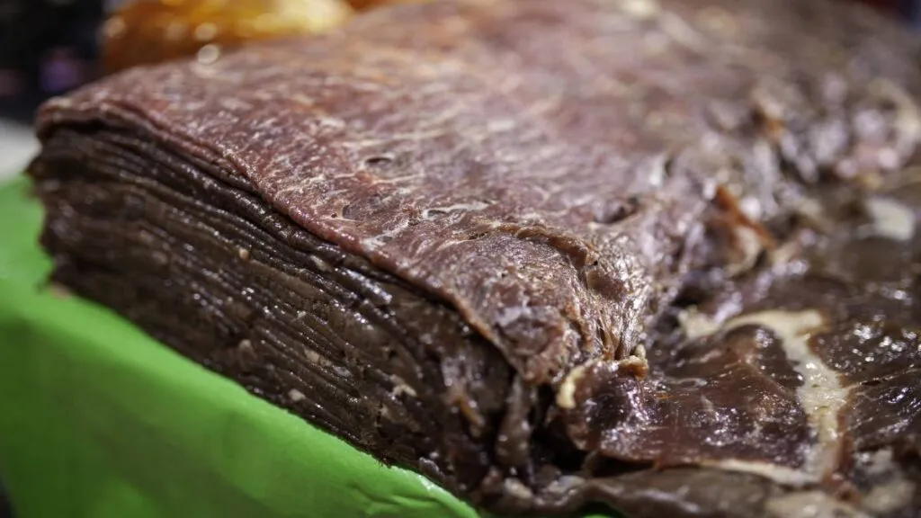 Cecina de Yecapixtla y botella de mezcal de Morelos, productos reconocidos con denominación de origen