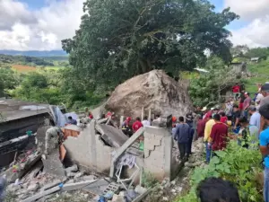 roca cae sobre vivienda en Amacuzac Morelos causando tres muertes y despliegue de rescate