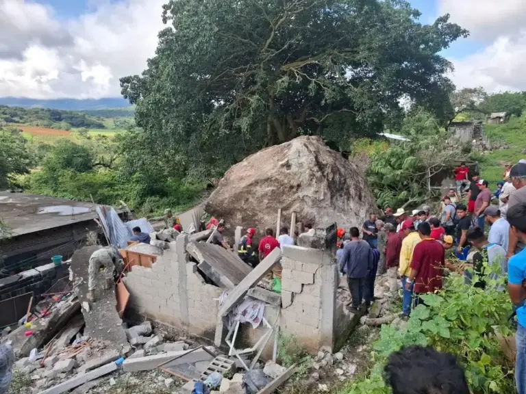 roca cae sobre vivienda en Amacuzac Morelos causando tres muertes y despliegue de rescate