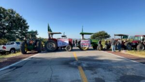 Campesinos de Morelos retiran bloqueo en la autopista Siglo XXI tras alcanzar acuerdos con el gobierno sobre precios del maíz.