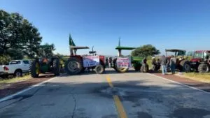 Campesinos de Morelos retiran bloqueo en la autopista Siglo XXI tras alcanzar acuerdos con el gobierno sobre precios del maíz.