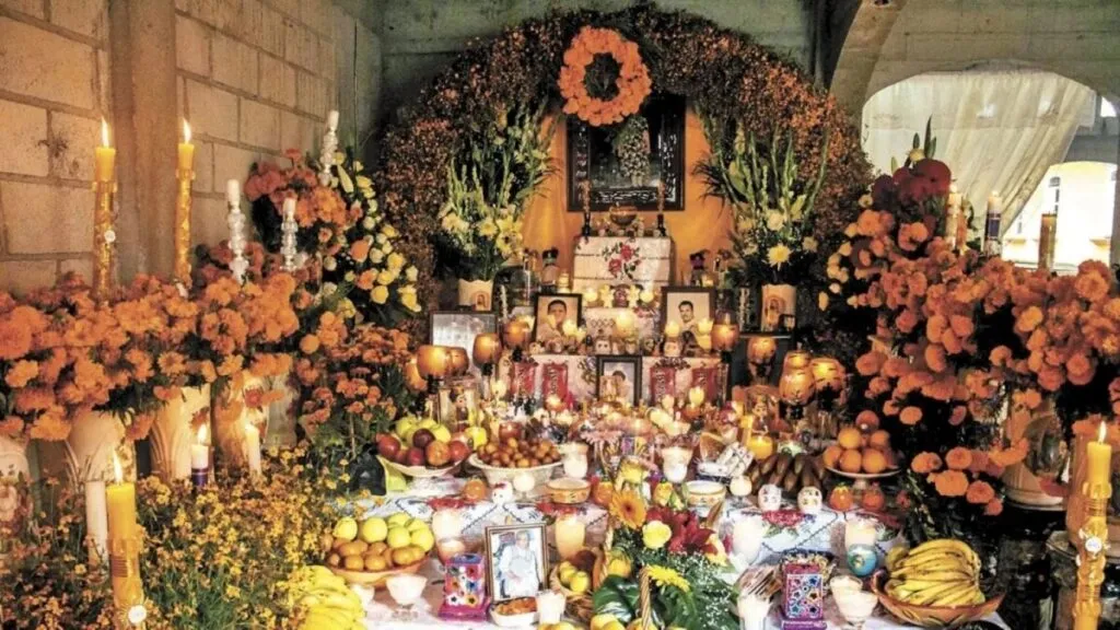 Altares con flores y velas decoran el centro de Cuernavaca durante el Día de Muertos, una celebración que une arte y comunidad.