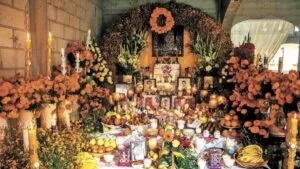 Altares con flores y velas decoran el centro de Cuernavaca durante el Día de Muertos, una celebración que une arte y comunidad.