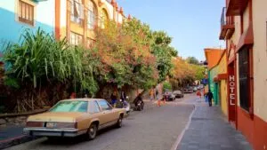 Vista panorámica de Cuernavaca Morelos con su arquitectura colonial, montañas verdes y clima primaveral característico del centro de México.