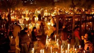 Altares, música y flores de cempasúchil en Morelos durante el Día de Muertos, reflejando la unión entre cultura y turismo comunitario