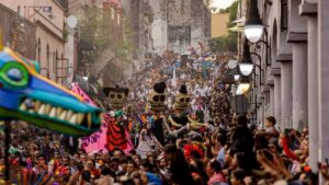 Altares tradicionales de Día de Muertos en Morelos con flores de cempasúchil y veladoras, en ambiente festivo y turístico.