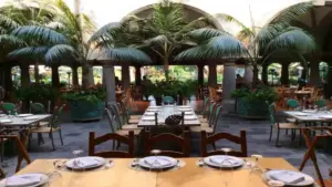 desayuno tradicional servido en terraza con jardines en Cuernavaca, con pan, fruta y café