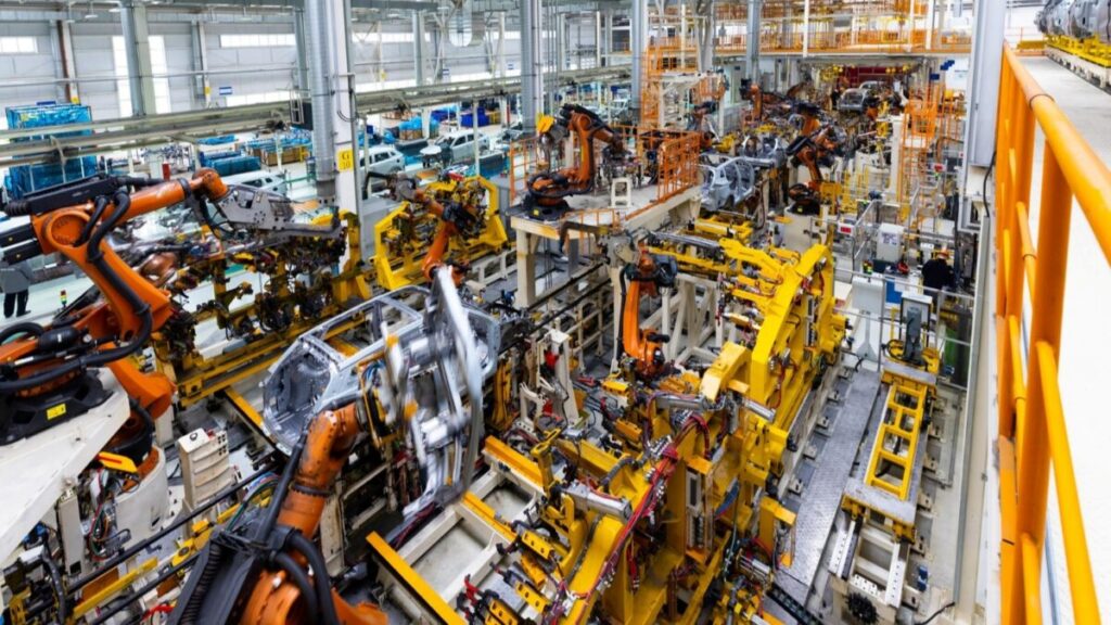 Fábrica mexicana con maquinaria detenida que simboliza la desaceleración industrial y la caída económica del país.