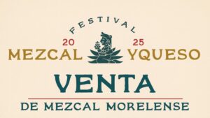 Productores de mezcal y queso en feria gastronómica en Cuernavaca con público y ambiente festivo.