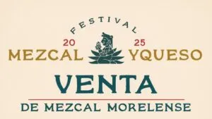 Productores de mezcal y queso en feria gastronómica en Cuernavaca con público y ambiente festivo.