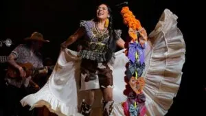 Desfile del Festival Miquixtli en Cuernavaca con comparsas, ofrendas y música, encabezado por la presentación de Lila Downs.