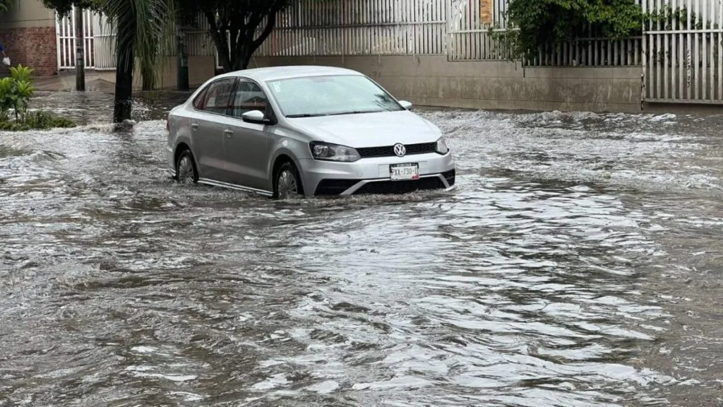 Fuertes lluvias en Cuernavaca con autos varados en calles inundadas durante tormenta en Morelos