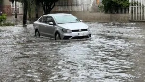 Fuertes lluvias en Cuernavaca con autos varados en calles inundadas durante tormenta en Morelos