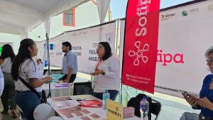 Personas en feria de empleo en Cuernavaca con stands de empresas y ambiente de inclusión laboral.