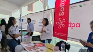 Personas en feria de empleo en Cuernavaca con stands de empresas y ambiente de inclusión laboral.