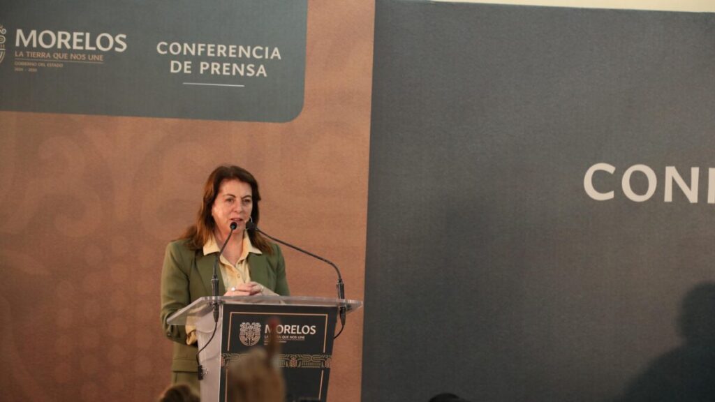 Imagen conceptual de fábricas cerradas en Cuernavaca con documentos financieros y un fondo institucional del gobierno de Morelos.