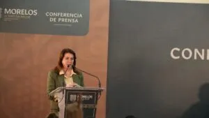 Imagen conceptual de fábricas cerradas en Cuernavaca con documentos financieros y un fondo institucional del gobierno de Morelos.