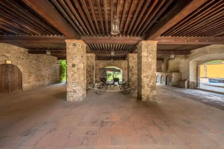 hacienda colonial restaurada en Morelos convertida en hotel boutique rodeada de jardines y arquitectura virreinal