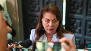 Margarita González en reunión de gabinete en el Palacio de Gobierno de Morelos, rodeada de su equipo político.