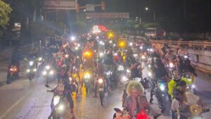 Motociclistas y patrullas en el recinto ferial de Acapatzingo tras la cancelación de concierto en Cuernavaca