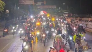 Motociclistas y patrullas en el recinto ferial de Acapatzingo tras la cancelación de concierto en Cuernavaca