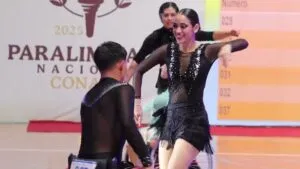 Atletas de Morelos en el podio tras ganar dos medallas en danza deportiva nacional, reflejando disciplina y talento artístico.