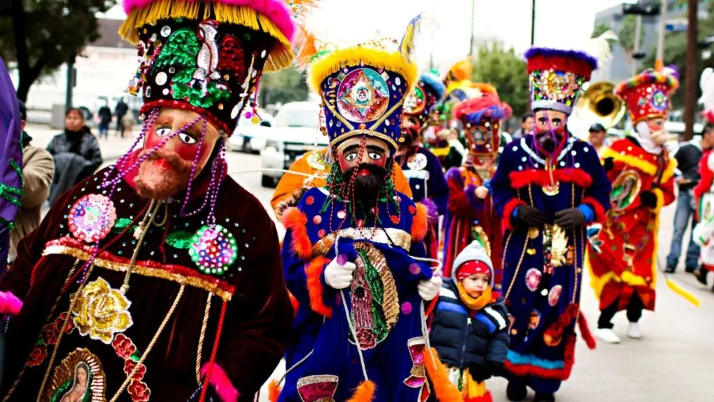 Chinelos tradicionales de Morelos bailan en carnaval mientras buscan su denominación de origen como símbolo cultural del estado