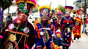 Chinelos tradicionales de Morelos bailan en carnaval mientras buscan su denominación de origen como símbolo cultural del estado