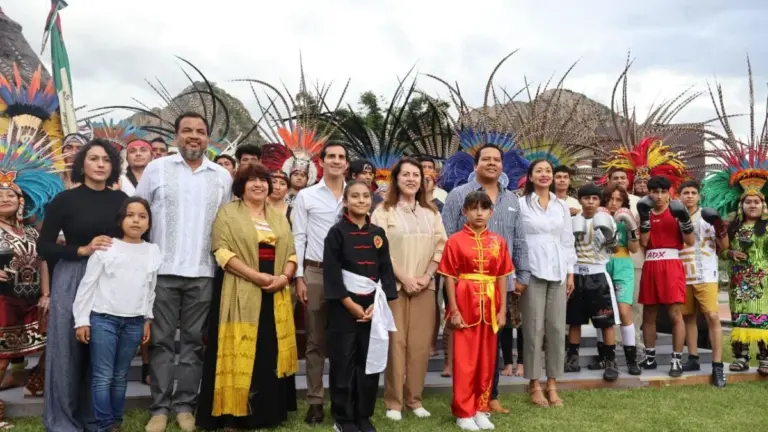 atletas indígenas participando en los Juegos Autóctonos Morelos 2025 con vestimenta tradicional y ambiente cultural